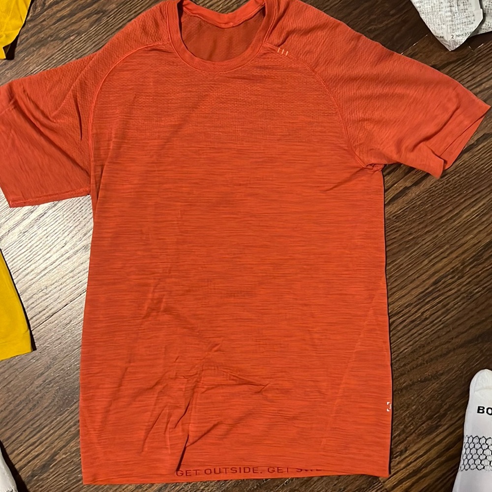LULULEMON MENS SMALL METAL VENT TECH T SHIRT ORANGE